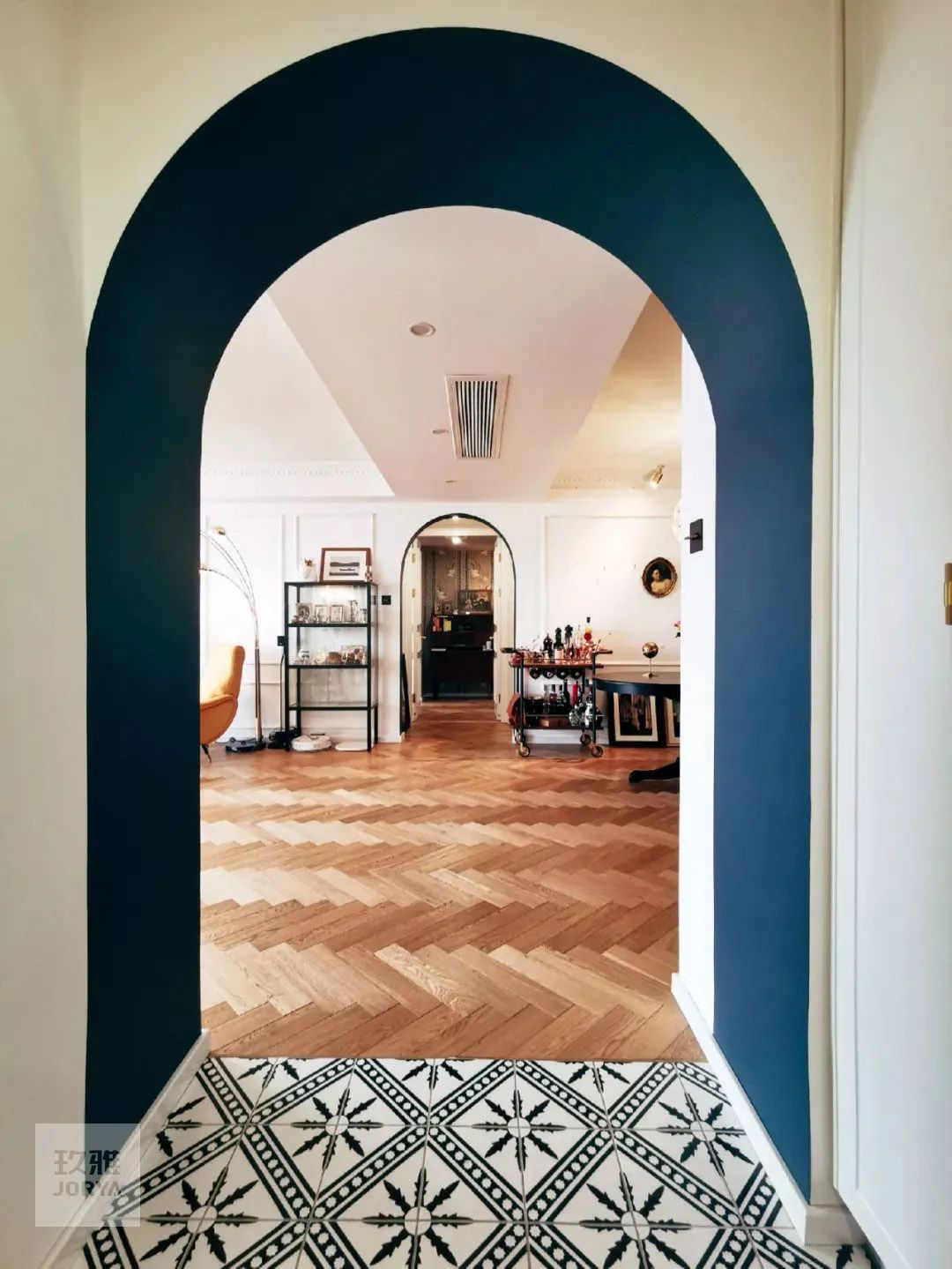 厨房入口的拱形门洞,400mm的门洞会显示有点厚重,设计师逆向思维,把