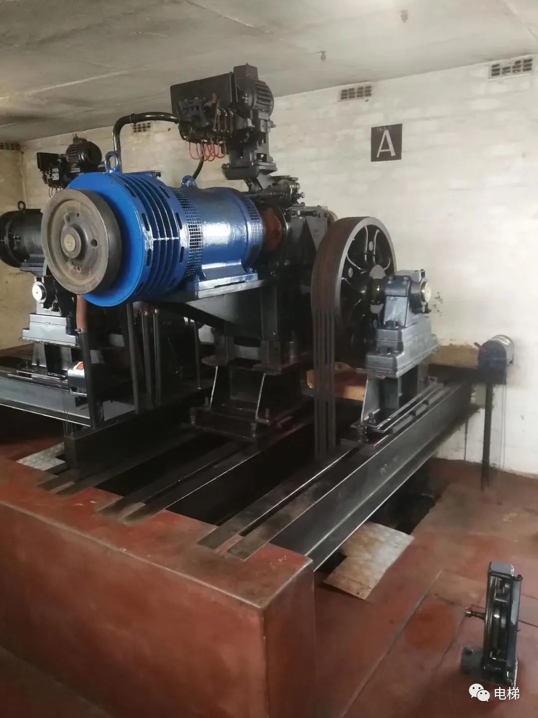 实拍:超50岁的迅达电梯,还在使用!