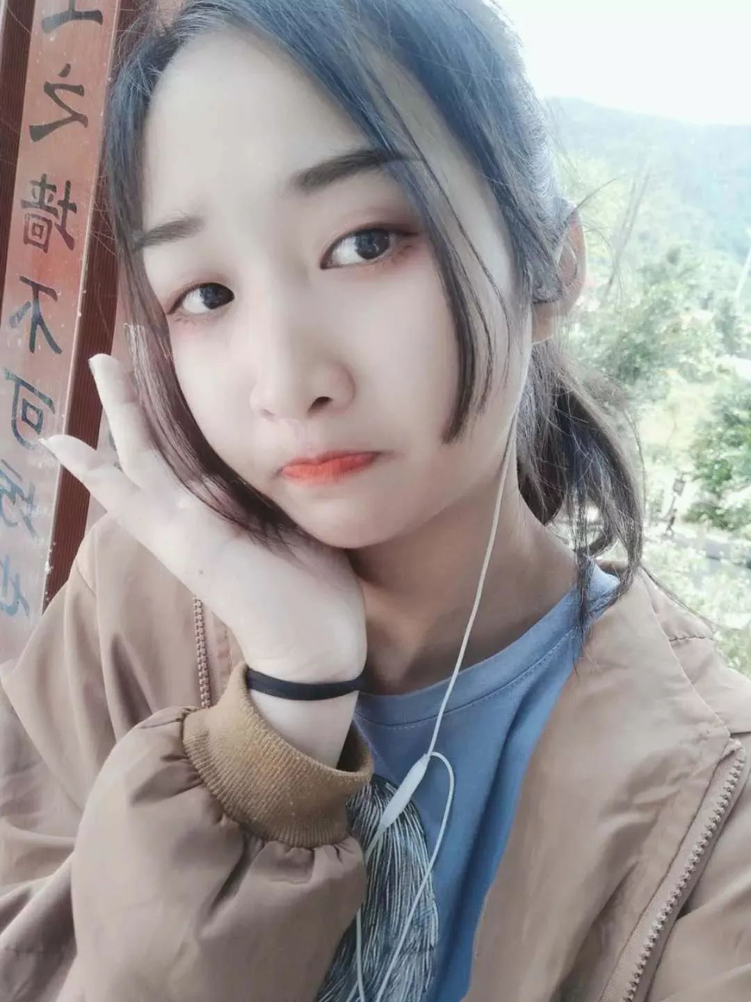 正文  25日,记者接到市民报料称,广西岑溪市一名年仅15岁的少女李欣欣