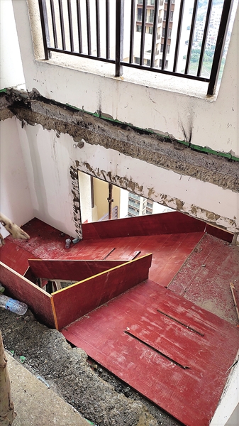 多栋楼顶层涉嫌违规加盖建筑物