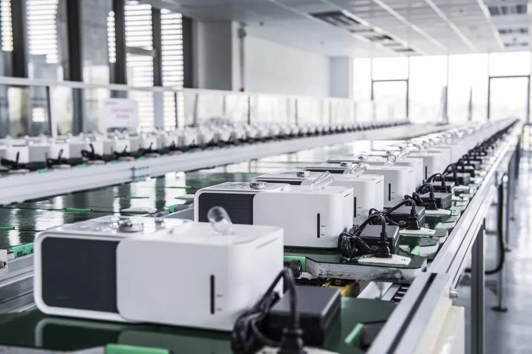 记者看到了通过智能遥控操作就能设定吸氧时间与状态的鱼跃制氧机