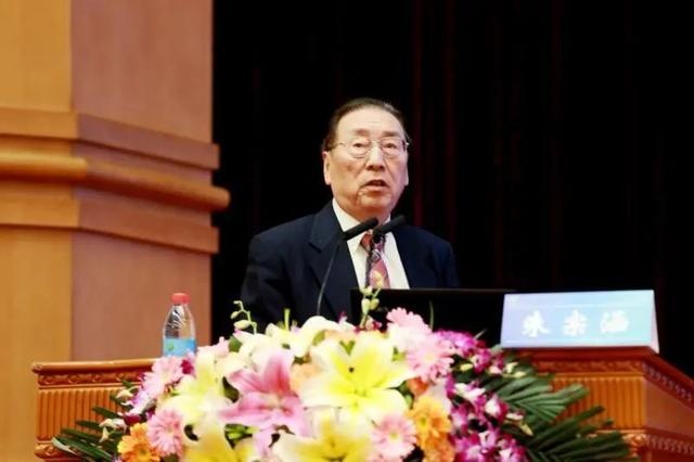 一位女医生,张继先主任,她在去年12月26日第一个报告了三位不明原因的