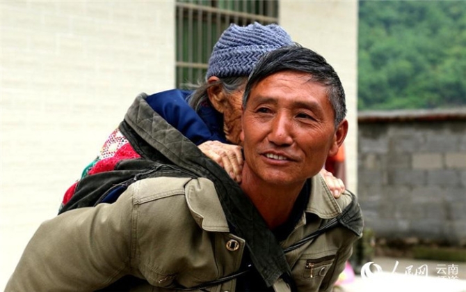 云南那个"背带大叔"这两年很少再背老母亲看病了,为啥?