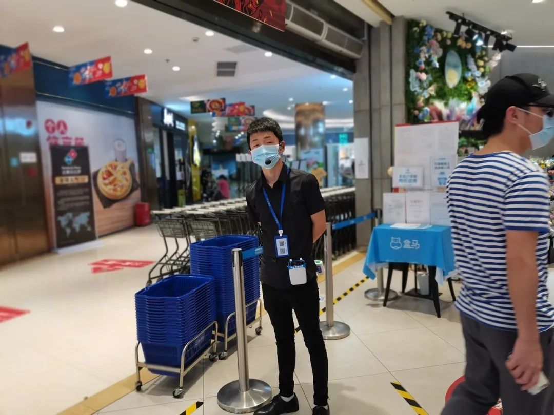 在入口设施工作人员,测量进入的人员体温,提醒要戴口罩,通过工作人员