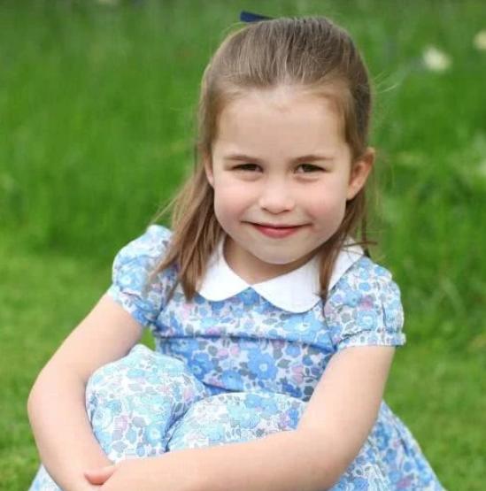 丹麦最美公主伊莎贝拉13岁生日照曝光,头发凌乱,亲妈摄影被吐槽