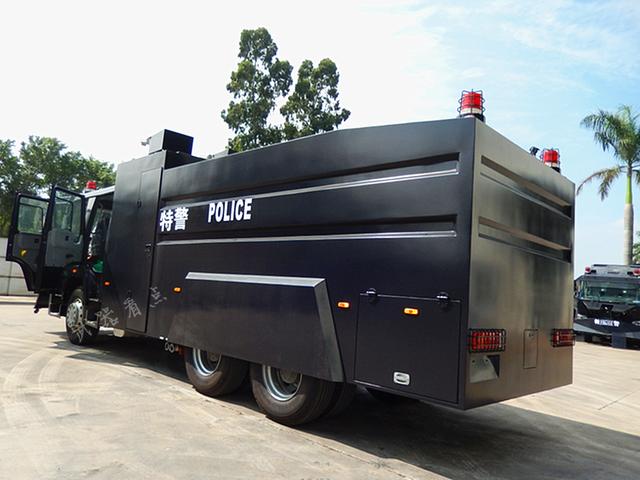 国产警用防暴水炮车装备液压清障铲还配备三门驱暴水炮