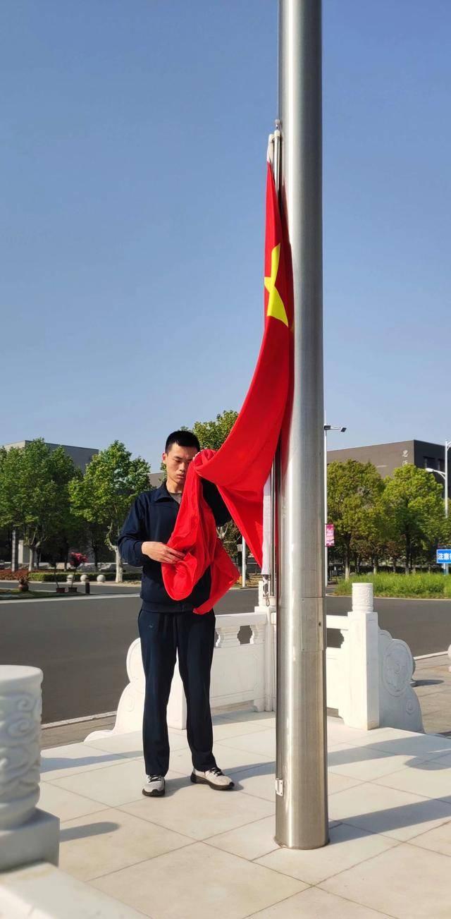 "一个人的升旗仪式"感动网友,南大学生:不管几个人升旗,都应该保持