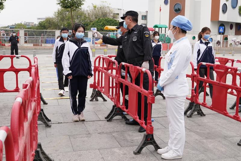 建文外国语学校实行错峰上下学,错峰用餐在疫情期间对校园进行全方位