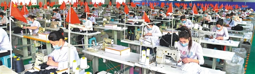 ▼位于新疆英吉沙县萨罕镇小微产业园的喀什锦绣纺织有限公司，员工在生产手套。该产业园吸纳当地1098人就地就近就业，其中贫困户438人。 邹 懿摄