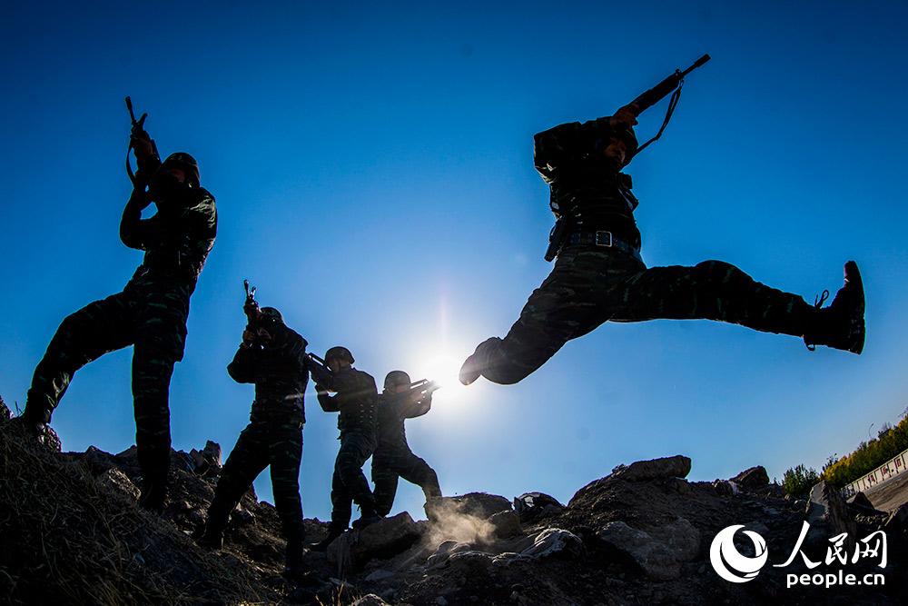 厉兵秣马 特战队员春季练兵战味浓