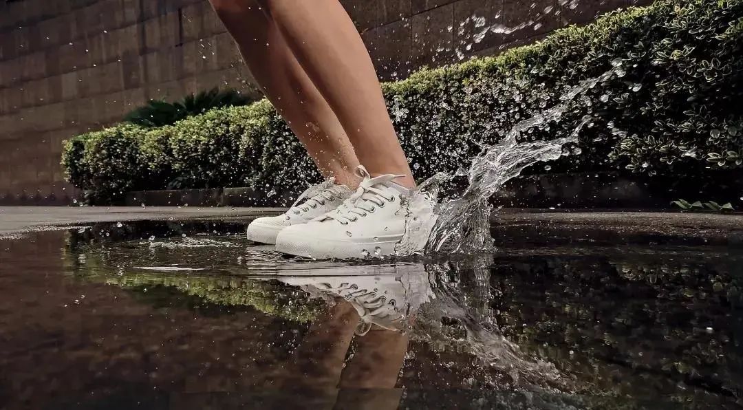 在遇到rockfish小白鞋之前,我下雨天踩水的行为叫"妈见打"踩黑了还