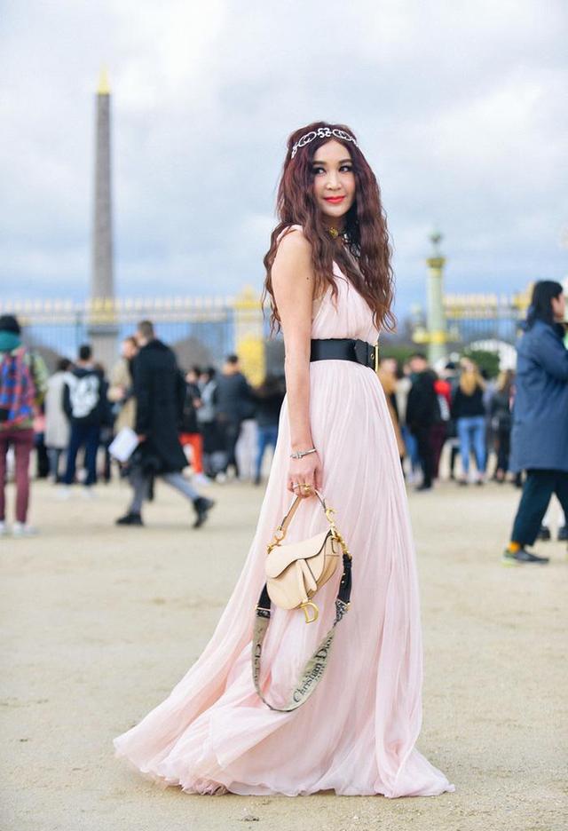 温碧霞越老越"放肆",低领吊带裙也敢穿出来,搭配卷发美得妩媚