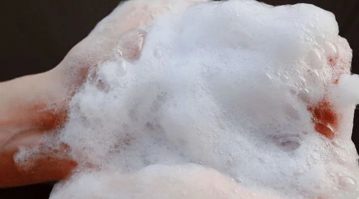 随便搓两下,细腻的泡沫像烟花一样噼里啪啦绽放,双手根本捧不下.