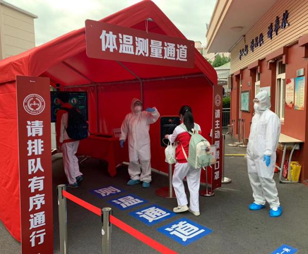 浦东模范中学校门口设置了人脸识别热成像系统监测入校学生体温