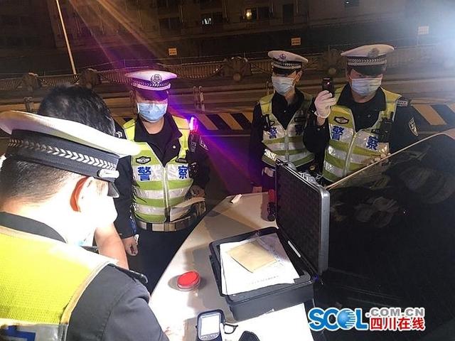 成都交警夜查酒驾,设卡刚15分钟就逮到一名"醉司机"
