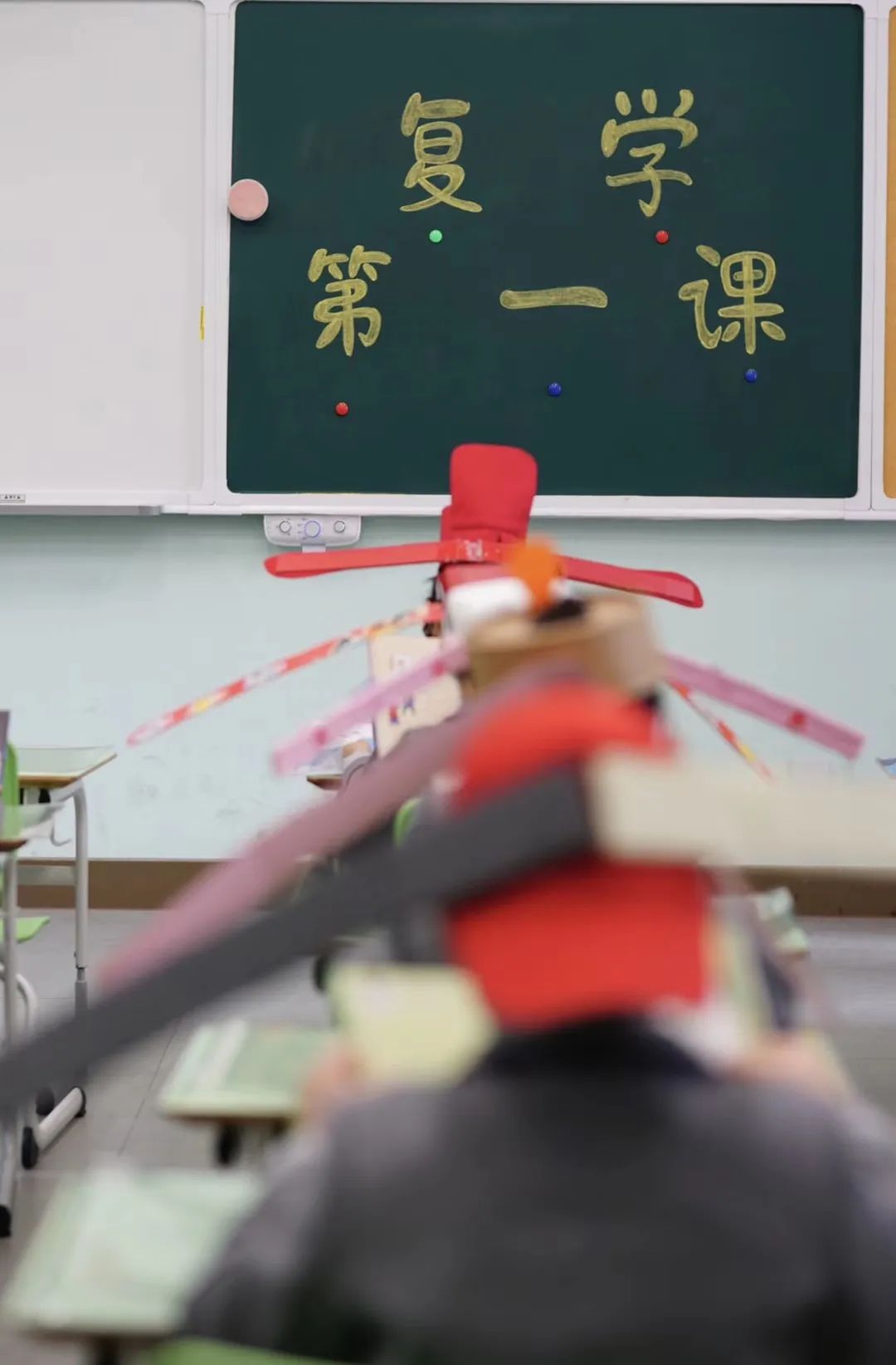 开学第一天,杭州小学生戴一米帽上课,网友:被萌翻啦,太可爱了