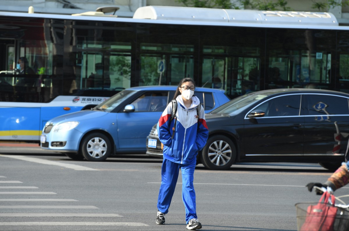 早晨6点57分,她第一个走进校门|校服|新冠肺炎_新浪新闻