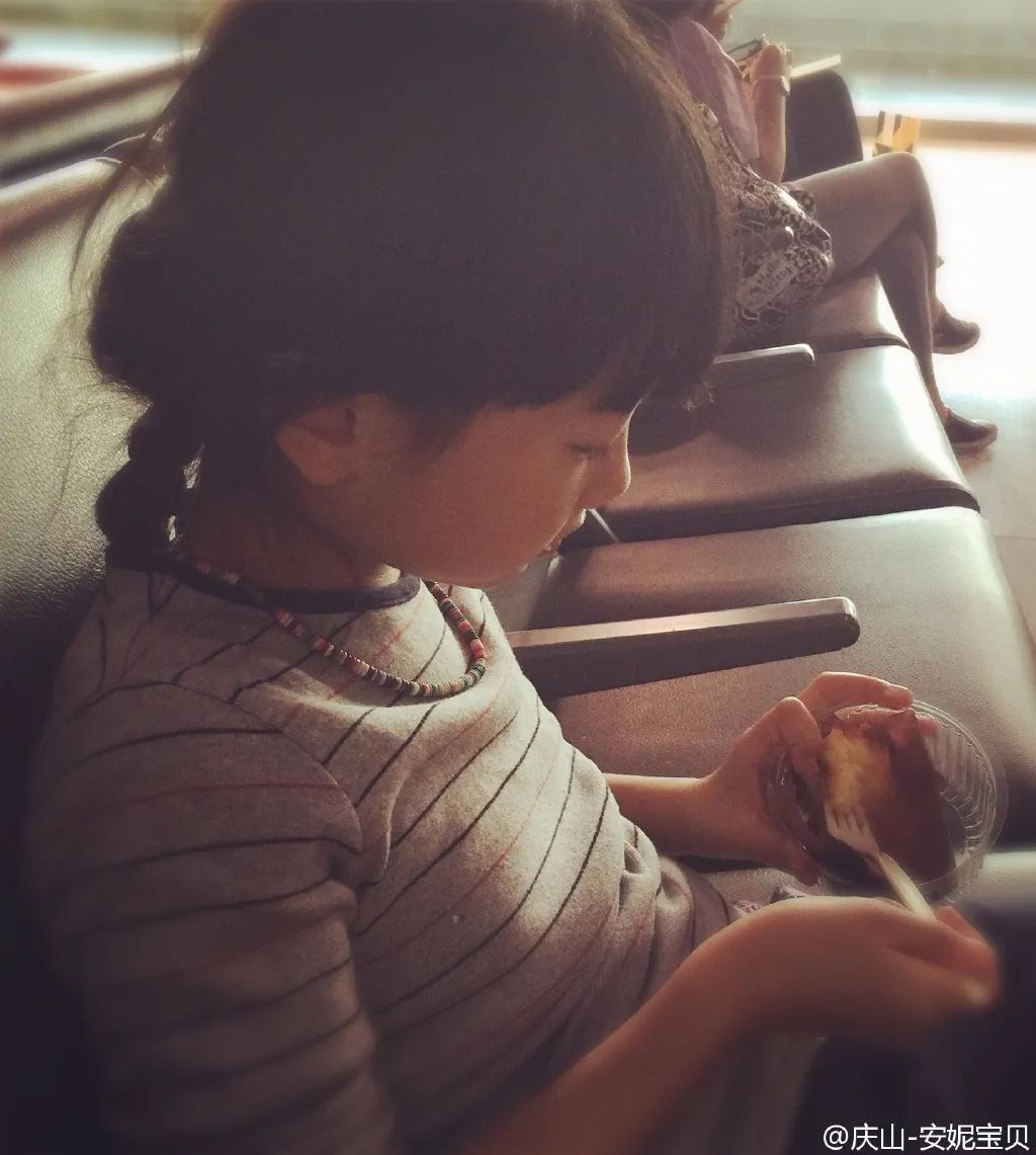 但其实,安妮宝贝除了让她远离电子娱乐外, 其他方面没有多少管控欲