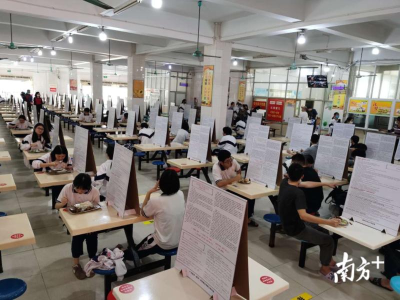 揭阳高三,初三学生复学首日,揭阳市揭东区第二中学设置了体温测试区