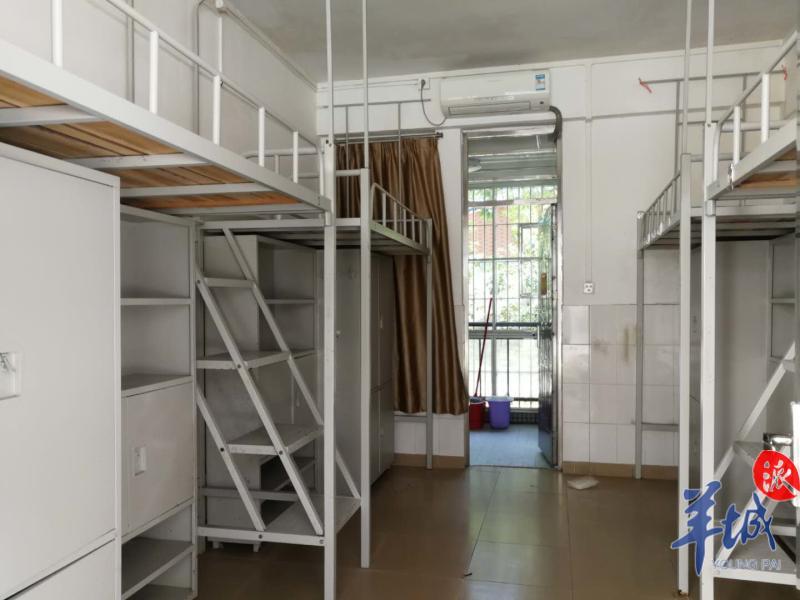 升级改造后更通风开阳的学生宿舍目前,学校防疫物资储备充足.