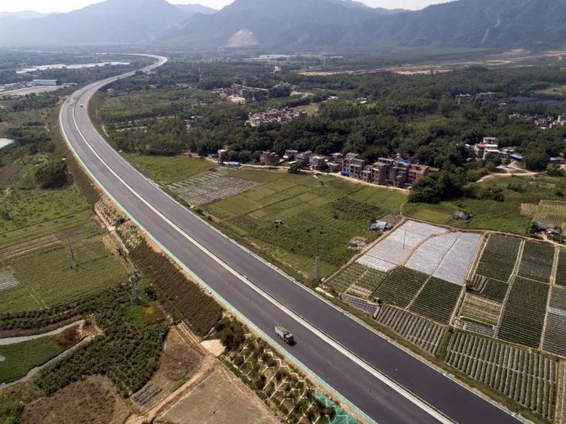 网"二横"线——汕湛高速公路的重要组成部分,起于惠州市龙门县龙华镇