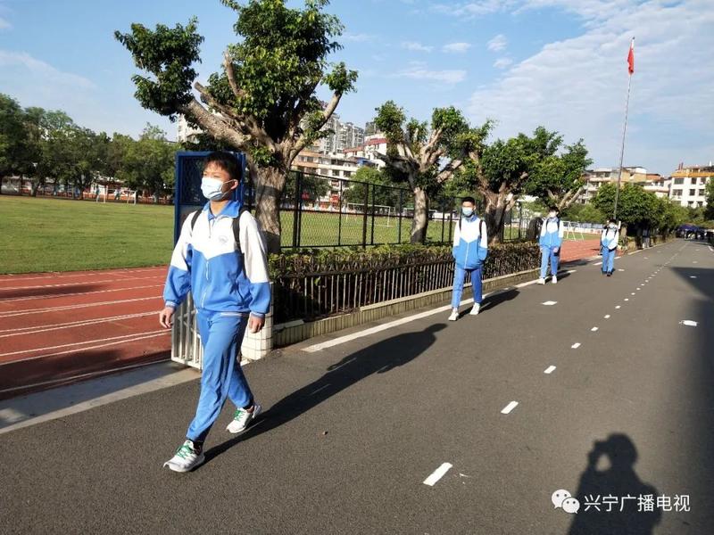 兴宁开学第一天现场;兴宁有人跳河,因为夫妻吵架?