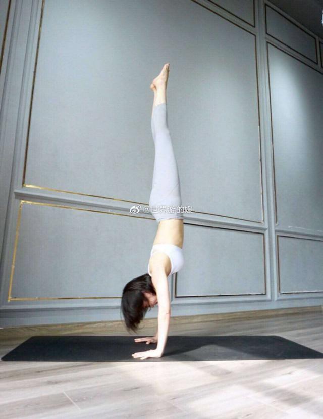 拥有完美曲线的瑜伽达人,外形很标志,她是温柔的邻家女孩类型