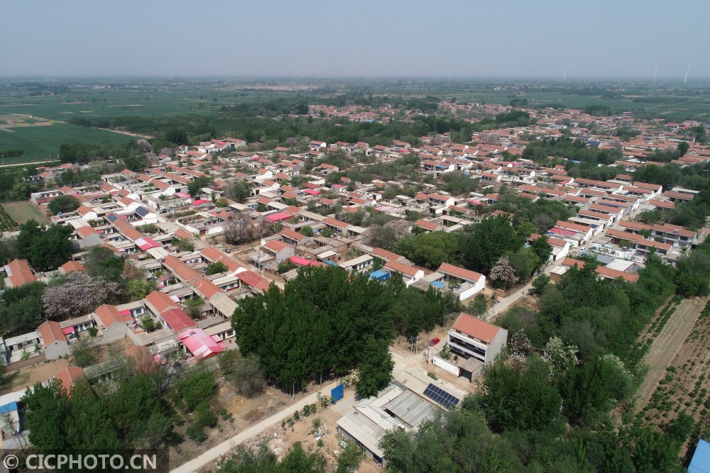 2020年4月26日,村民在河北省邢台市平乡县封洪康村"智慧夜校"课堂上