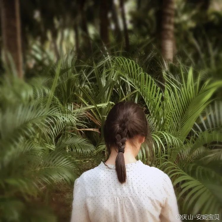 她的成长和生活,因为安妮宝贝的养育方式比较与众不同,所以看起来