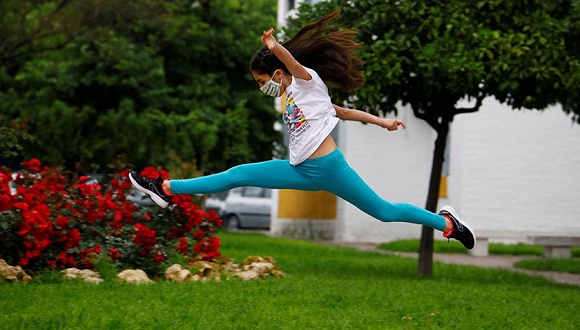 被关家中六周后西班牙儿童终于能出门撒欢了