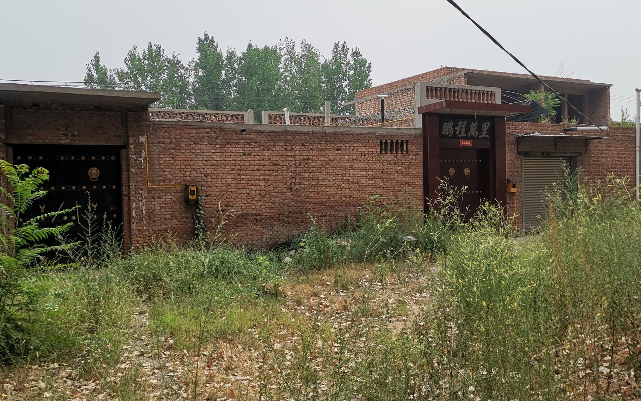 李某和薛文虎家是邻居，左为薛文虎家，右为李某家。 受访者供图