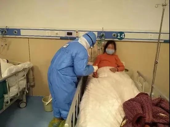 5岁女儿痛哭:妈妈不要丢下我!网友:你的妈妈是英雄!别了,静静