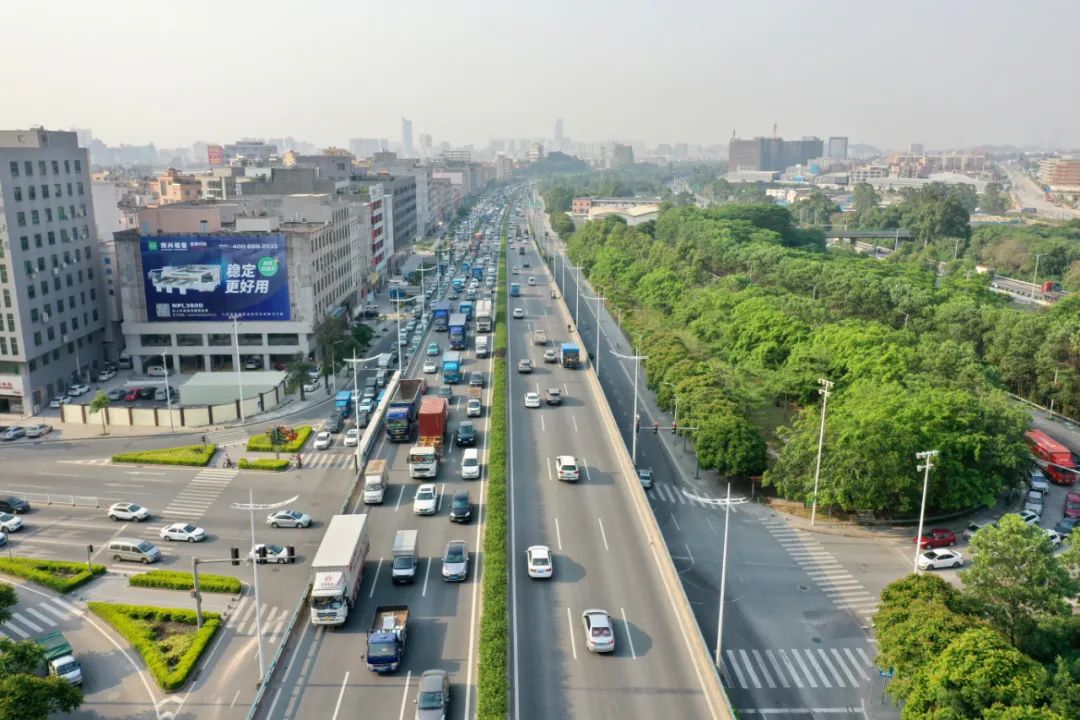 洒落路面长度达10多米,宽度约一条半车道路面突现大量钢钉,铁钉,螺丝