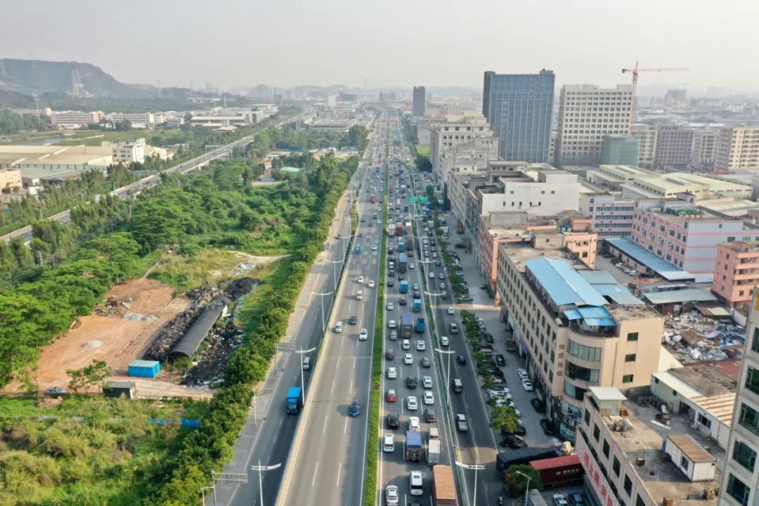 环莞快速溪头段(往虎门方向)右侧车道   路面突现大量钢钉,铁钉