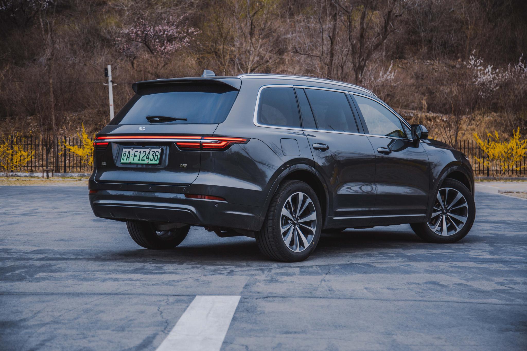 理想one四块智能大屏还能自动驾驶的燃油电动车怎么样