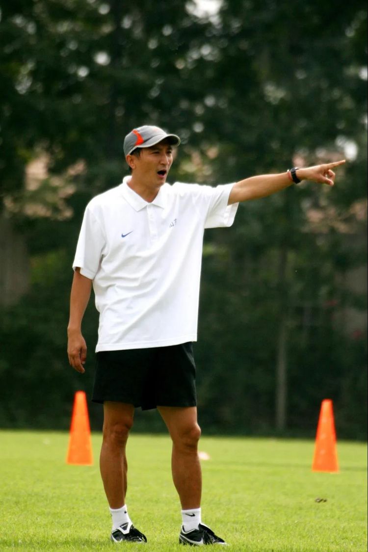 李刚郭侃烽是鲁能足校足球竞训部主任.