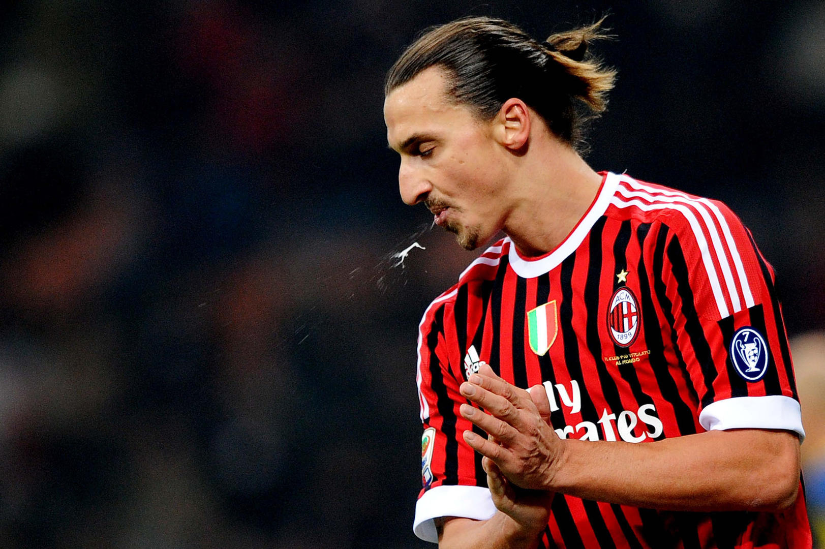 球员吐口水要挨黄牌了?