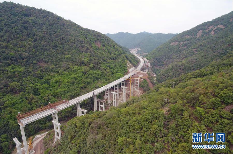 昆楚高速公路岔河特大桥架梁忙