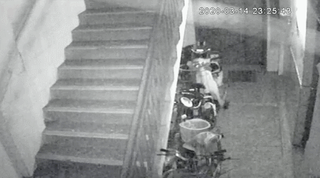 ▲电动车在楼梯间突然起火