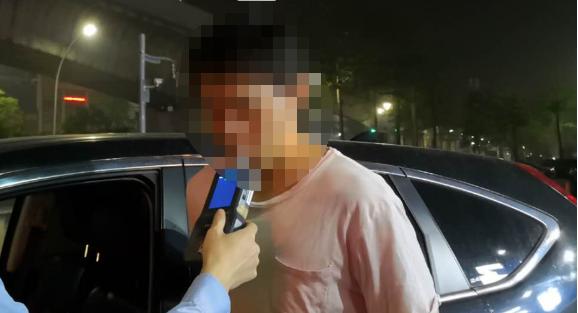 男子和好兄弟吵架后街头嚎啕大哭竟开车撞向烧烤摊