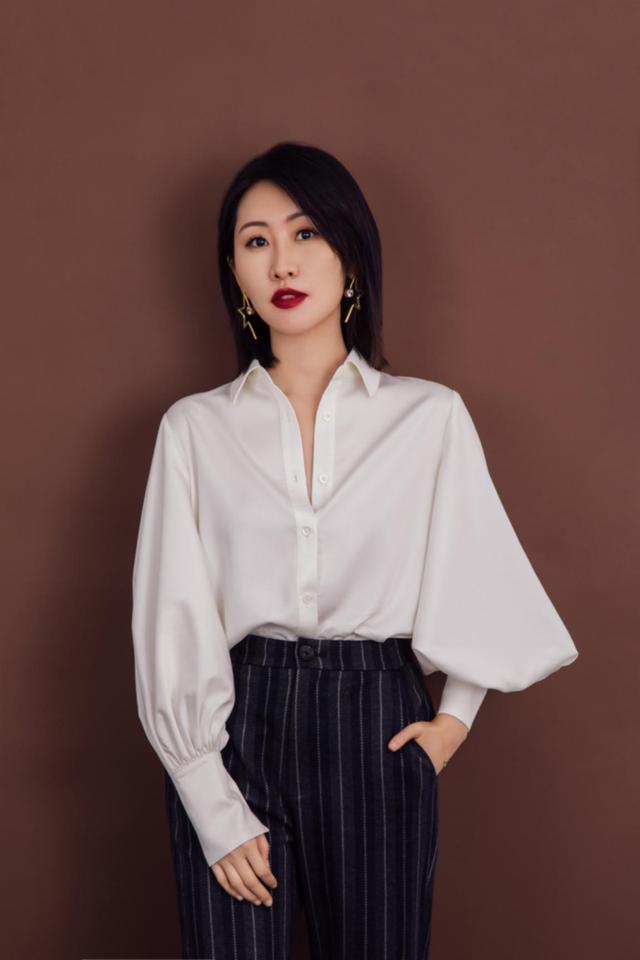 时尚博主黎贝卡跨界出席汽车发布会期待女性可以边开车边化妆