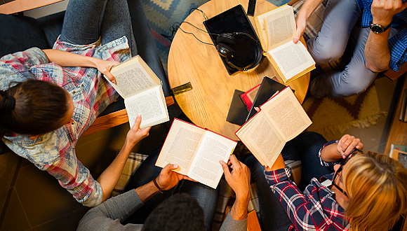 疫时的黑暗以共读照亮一幅中国线上读书会的群像