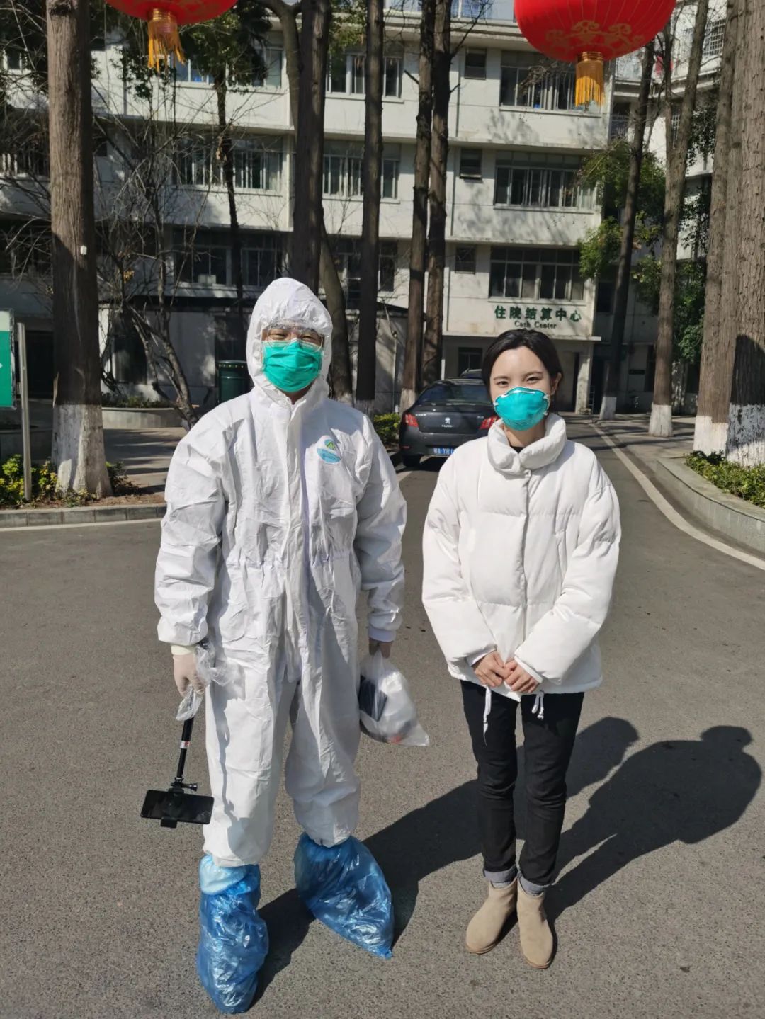 李瓃慧陪同张鹏军到医院检查他作为密切接触者需要接受检查张鹏军跟拍