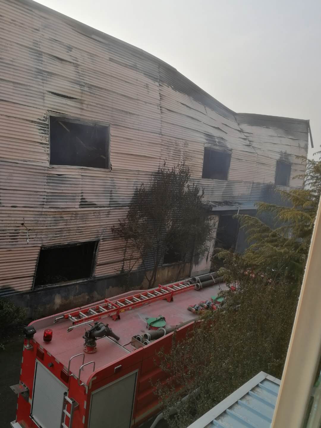 北京大兴一家具厂起火,目击者称厂区两处库房被烧