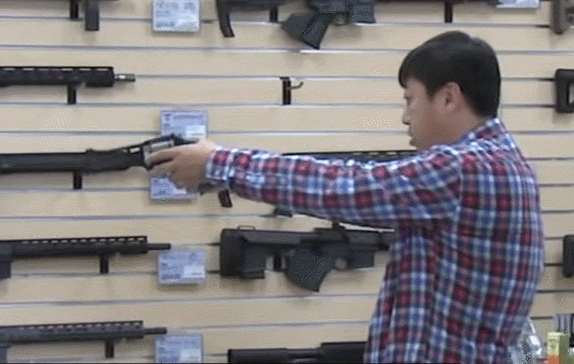  3月11日，一名亞裔在加州某槍店裏選購槍支（@美國廣播公司ABC）