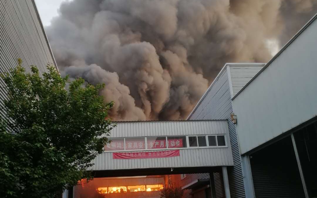 北京大兴一家具厂起火目击者称厂区两处库房被烧