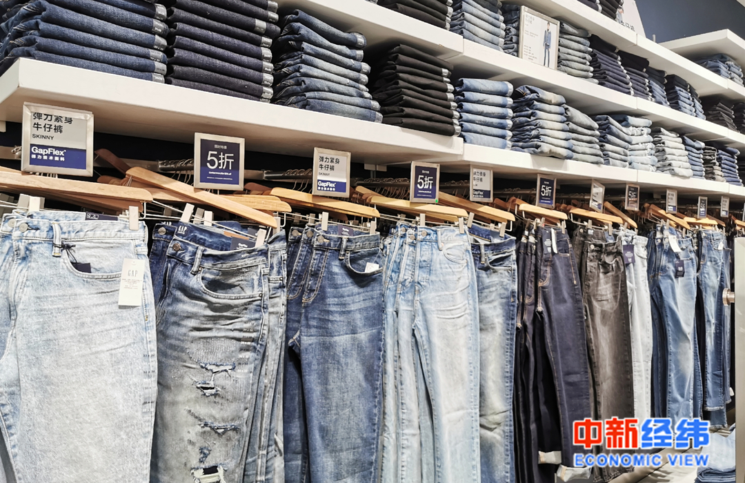 盖璞某门店多种商品半价促销 中新经纬 赵佳然 摄