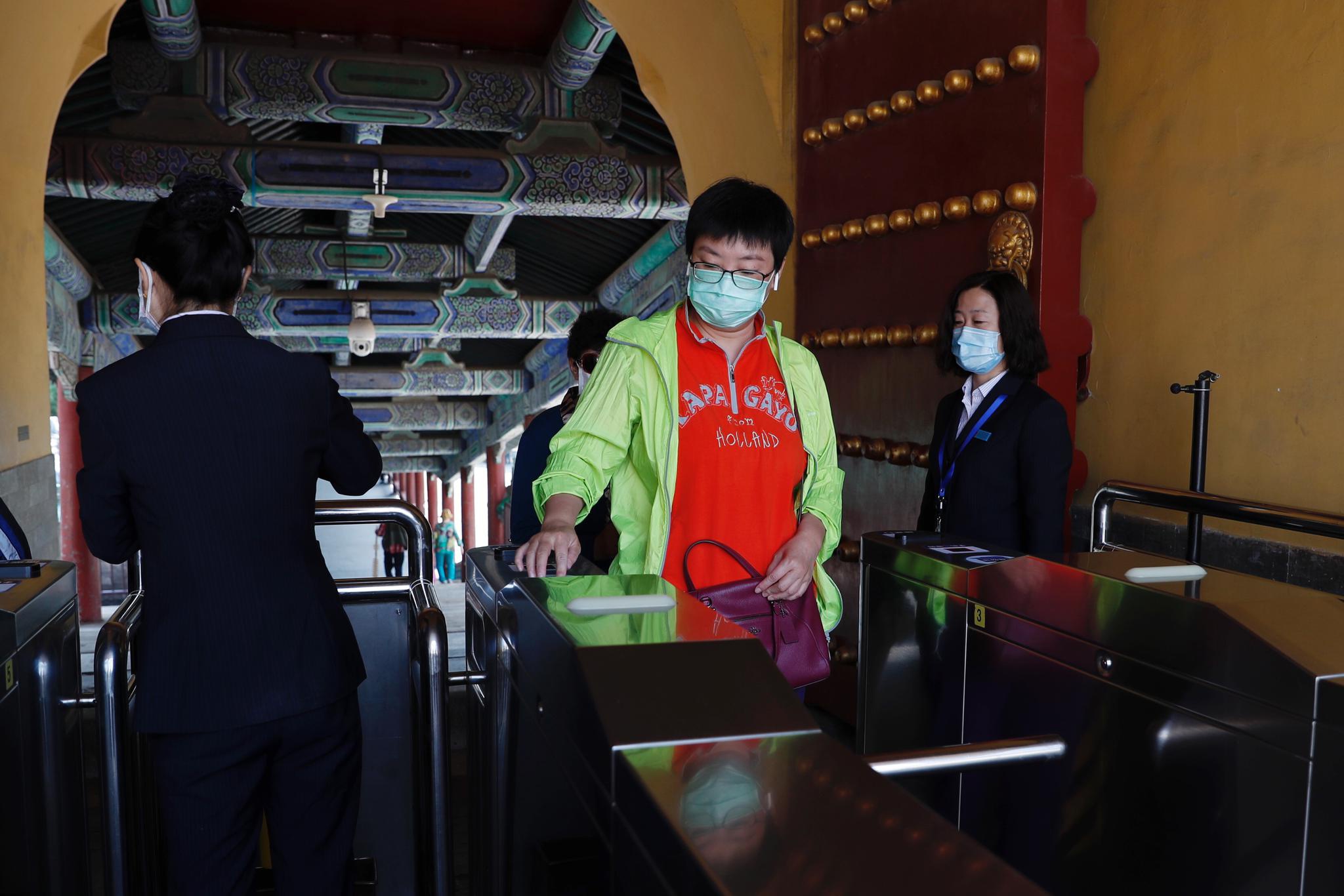 今日上午,天坛公园祈年殿院落、皇穹宇院落、圜丘3处景点恢复开放,游客刷身份证进入祈年殿院落。新京报记者 侯少卿 摄