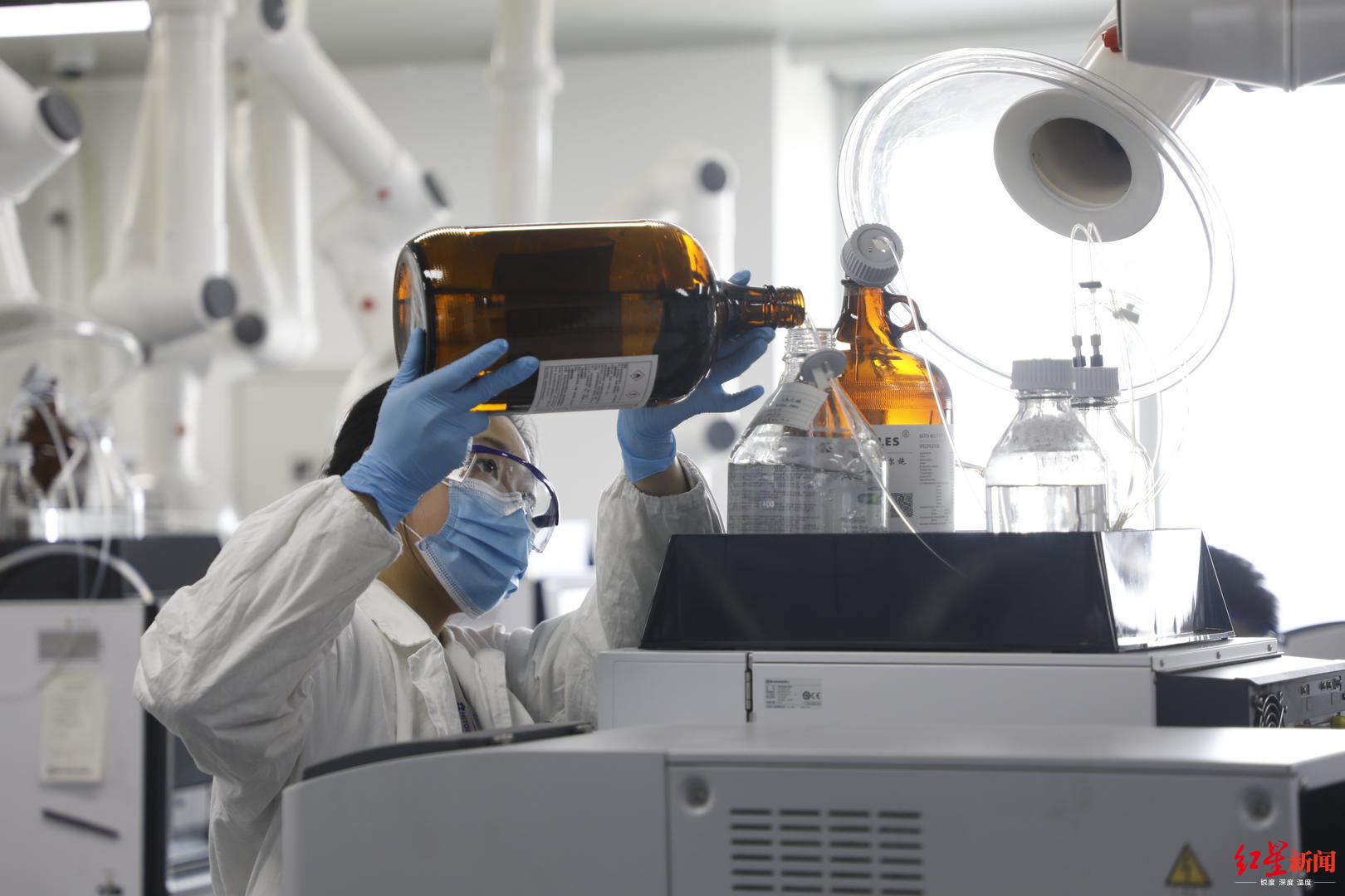 成都先导科研人进行研发