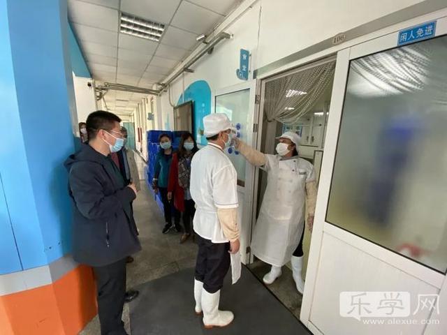 青岛八大峡小学开展疫情联防联控实战演练